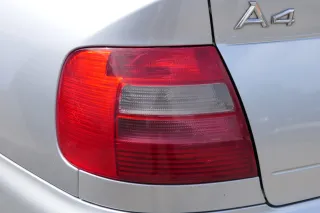 Audi A4 B5 Limousine hinten links Rückleuchte original Lampenträger - Bild 1