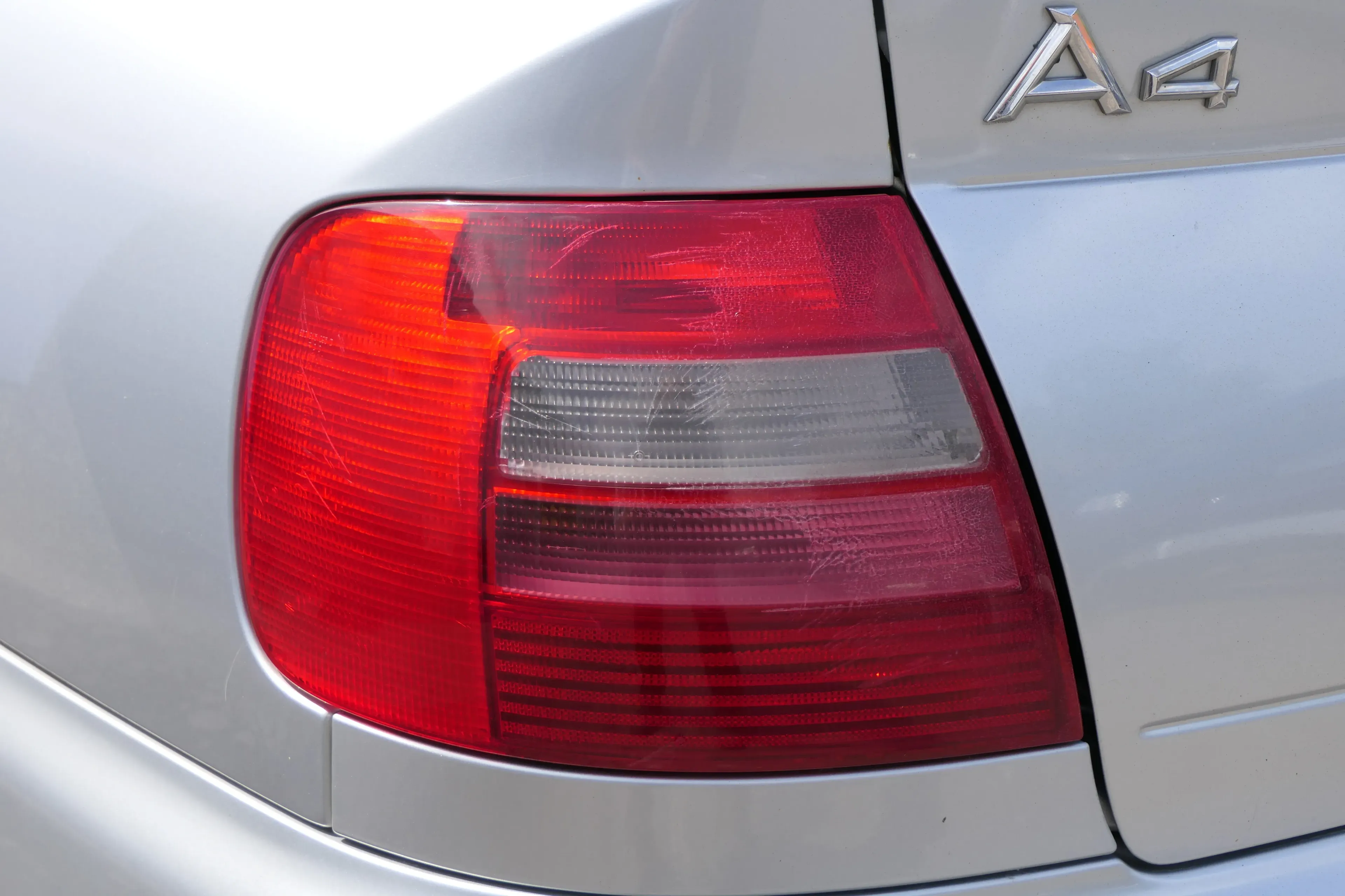 Audi A4 B5 Limousine hinten links Rückleuchte original Lampenträger - Bild 1