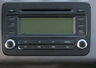 VW Golf 5 Radio CD Player Original RCD300 1K0035186J mit Code - Bild 1