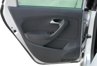 VW Polo 6R 1x Türverkleidung Verkleidung Tür 4/5-Türer hinten links schwarz Grif - Bild 1