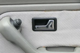 Audi 80 Türverkleidung Verkleidung Tür vorne rechts Griff Öffner Türgriff grau - Bild 4