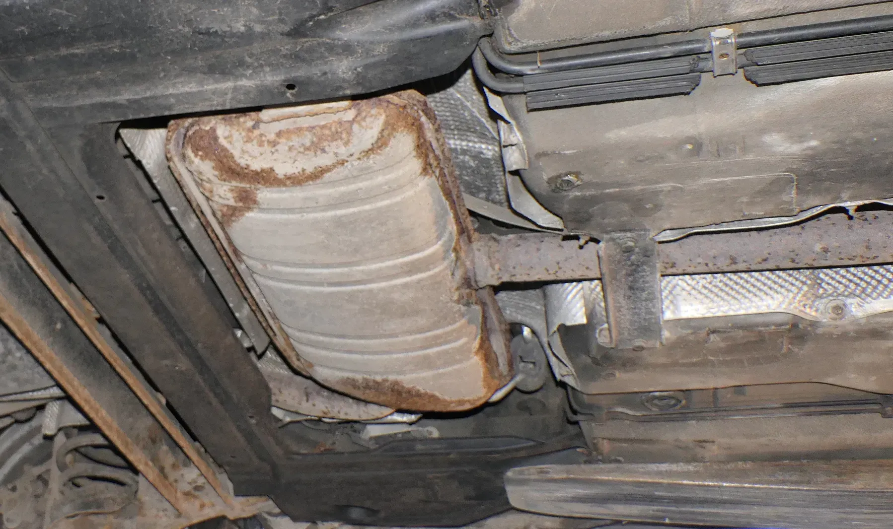 Audi A6 4B Auspuff Mittelschalldämpfer hinten 2,5 TDI 4B0253409BP - Bild 1