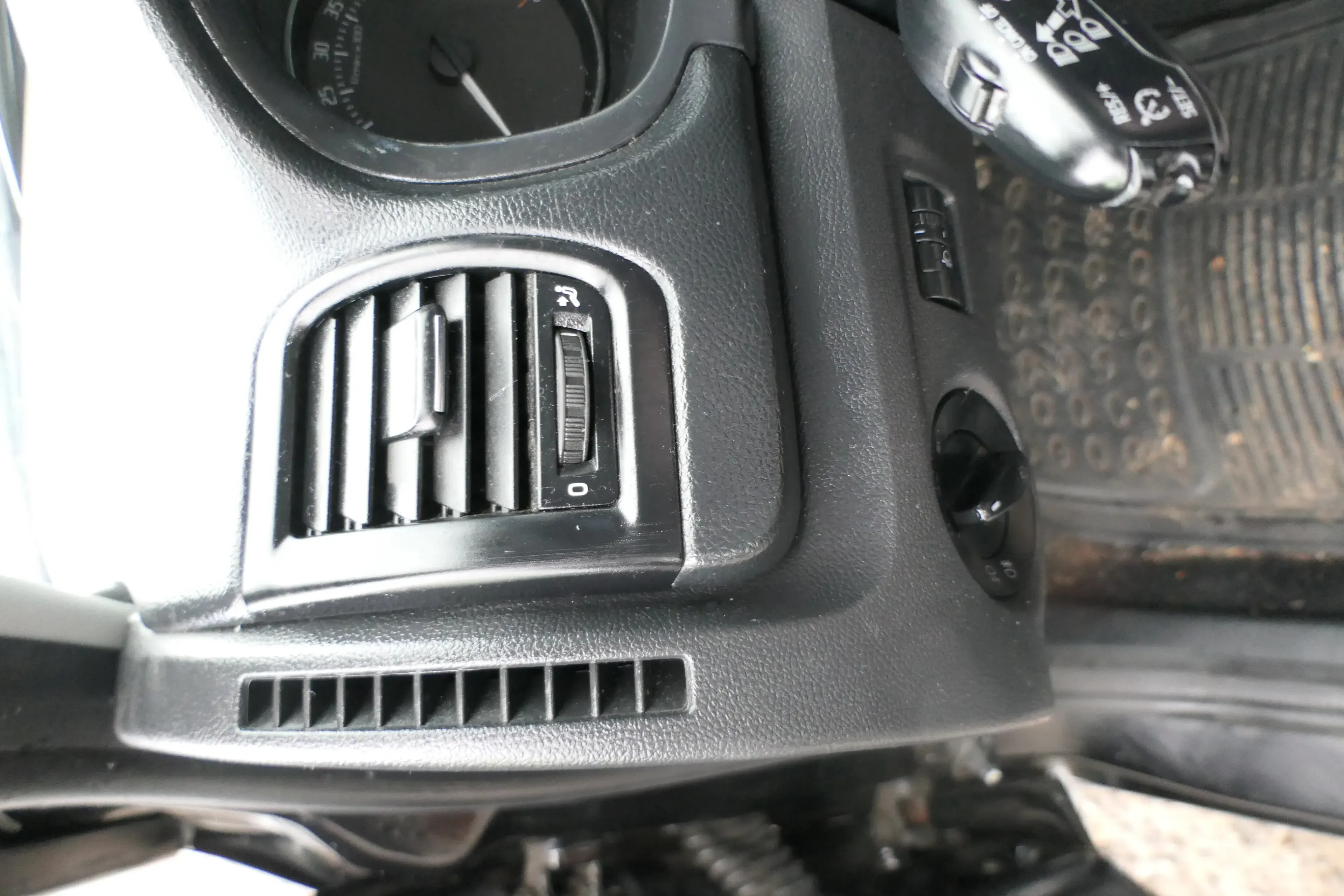 Skoda Fabia Roomster 5J Lüftungsdüse Düse Lüftung vorne links 5J0819701M 1QB - Bild 1