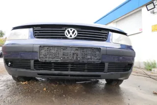 VW Passat 3B Stoßstange vorne Frontstoßstange Stoßfänger blau LN5Y - Bild 1
