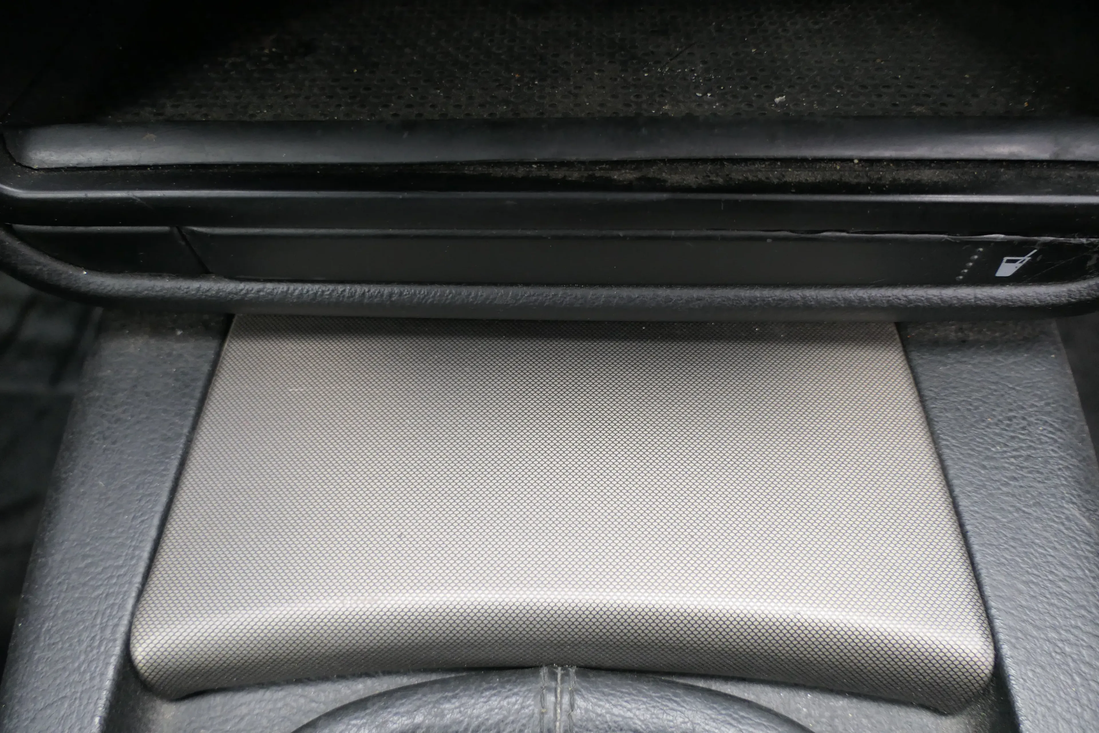 VW Passat 3B 3BG Aschenbecher Zigarettenanzünder vorne Dekor Ascher netzoptik - Bild 1
