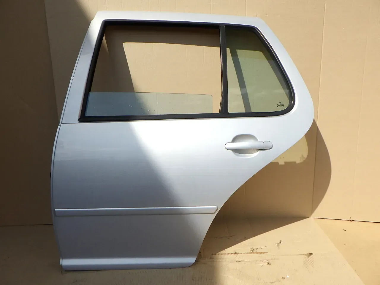 VW Golf 4 Limousine Tür hinten links silber LB7Z (KEINkombi) lackierte Leiste 33 - Bild 1