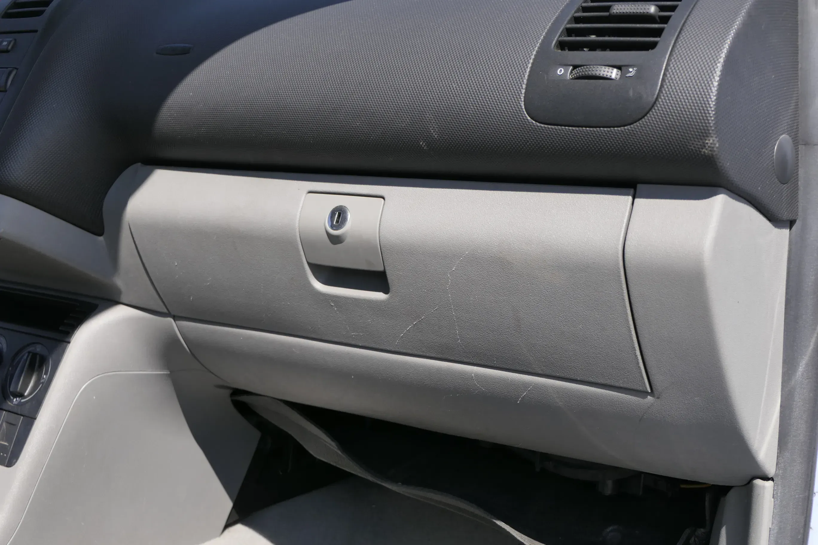 VW Lupo Seat Arosa Handschuhfach Fach Griff Klappe grau 6E1857101 Öffnerhandschu - Bild 1