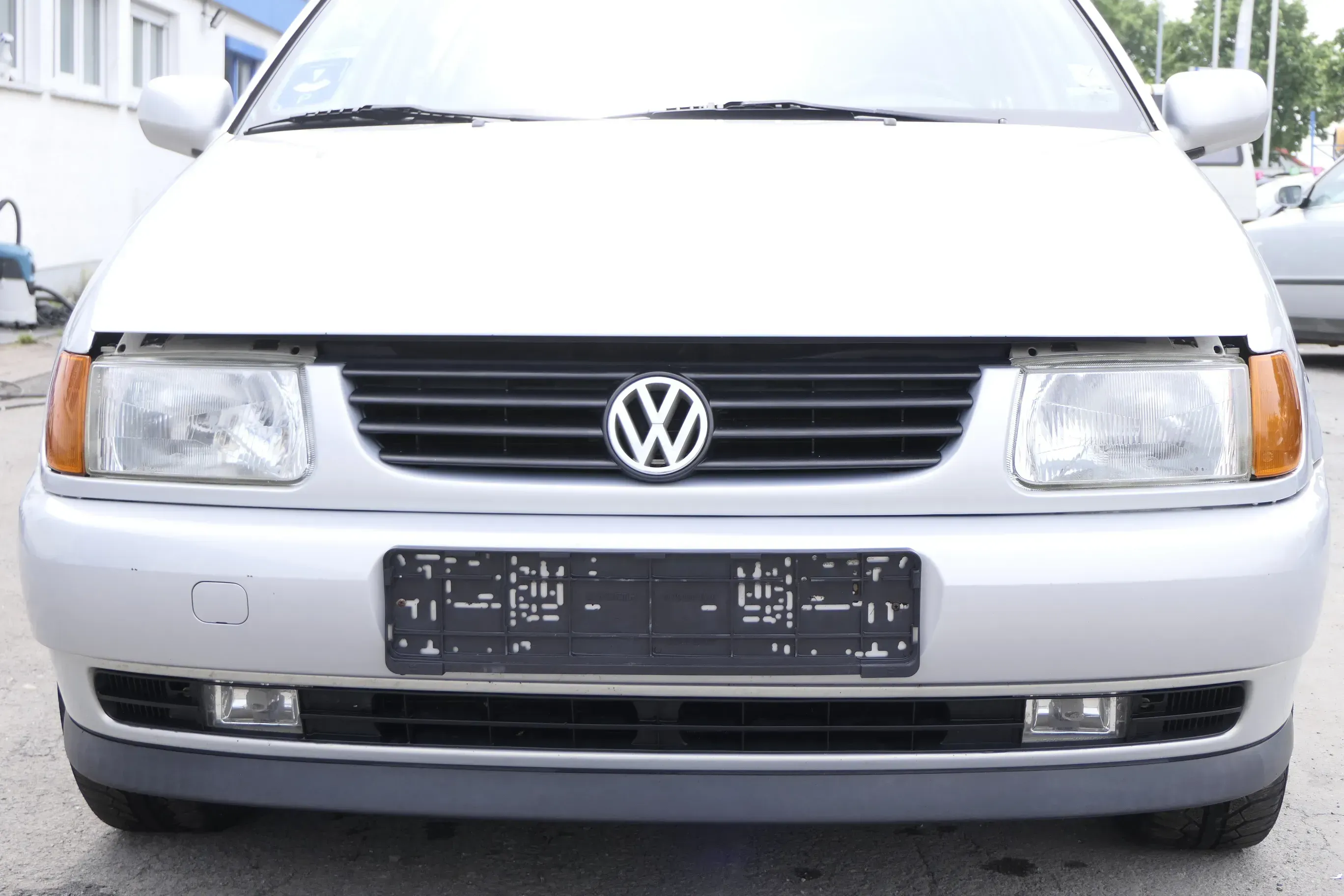VW Polo 6N Kühlergrill Grillleiste silber LB7Z sat vorne Leiste Grill VW Zeichen - Bild 1