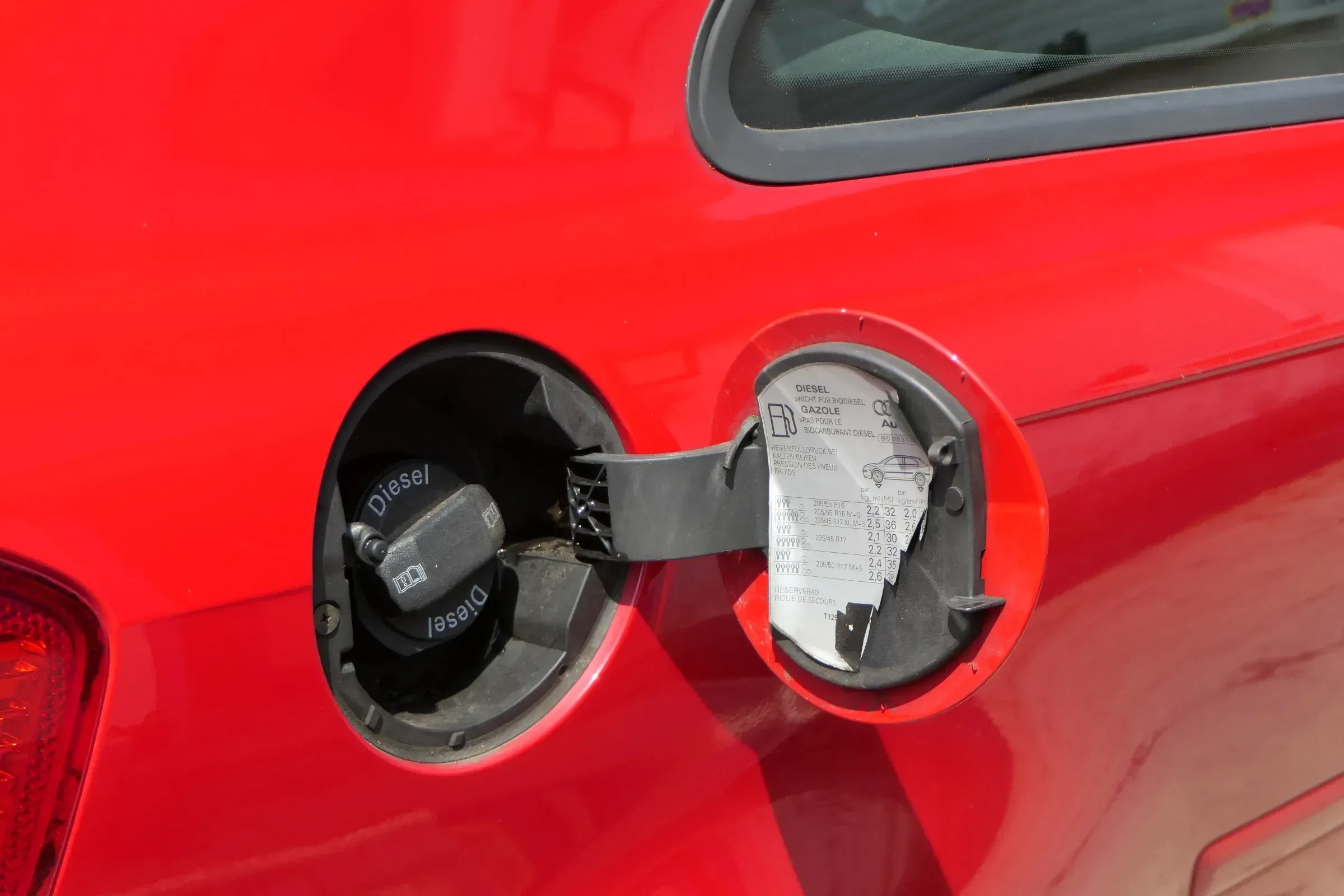 Audi A3 8P Tankdeckel Klappe Tankklappe Deckel Tank rot LY3J 2/3-Türer - Bild 1