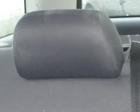 1x Audi A4 B5 A6 4B Kopfstütze hinten rechts oder links schwarz Bezug
