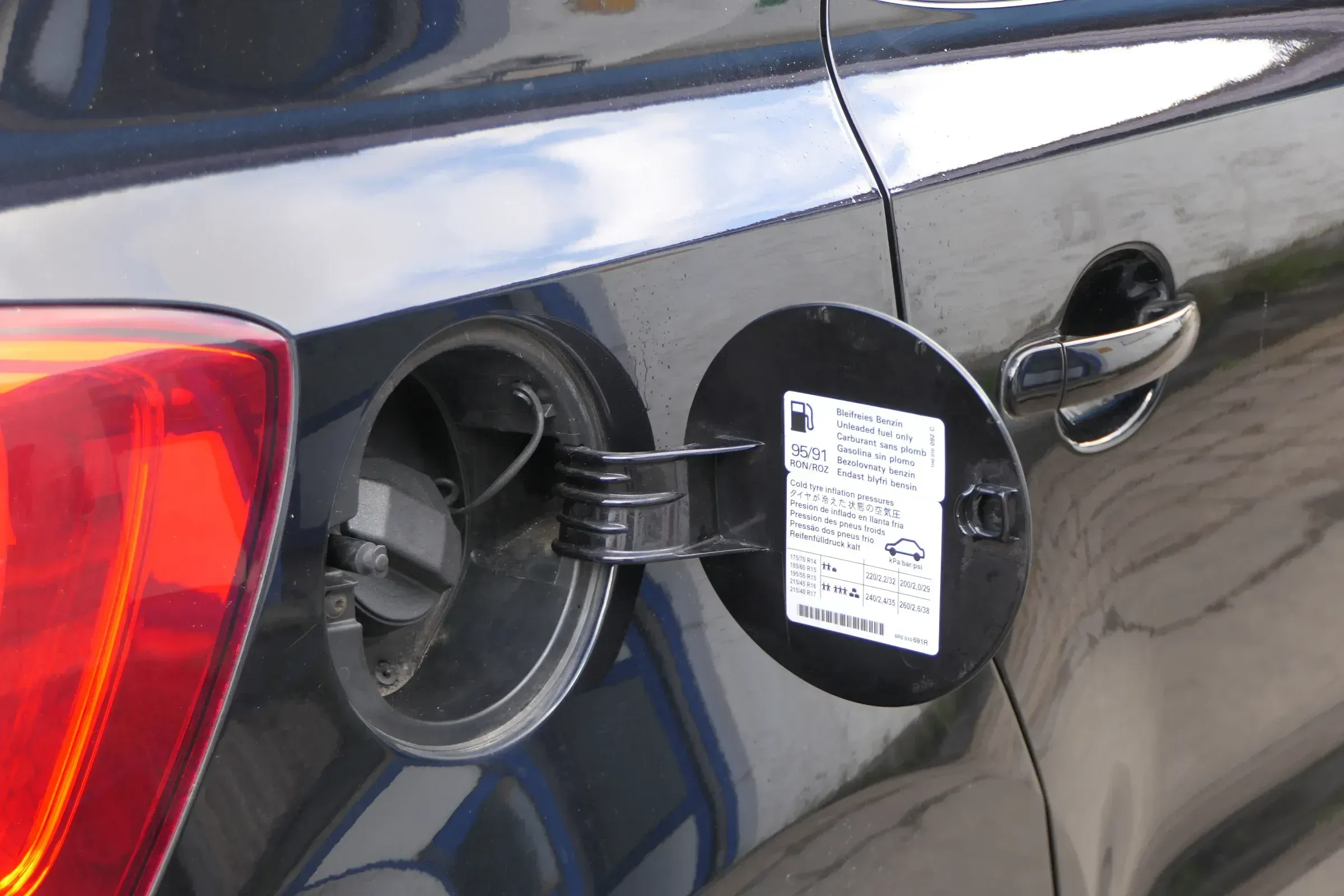 VW Polo 6R Tankdeckel Klappe Tankklappe Deckel Tank schwarz LC9X - Bild 1