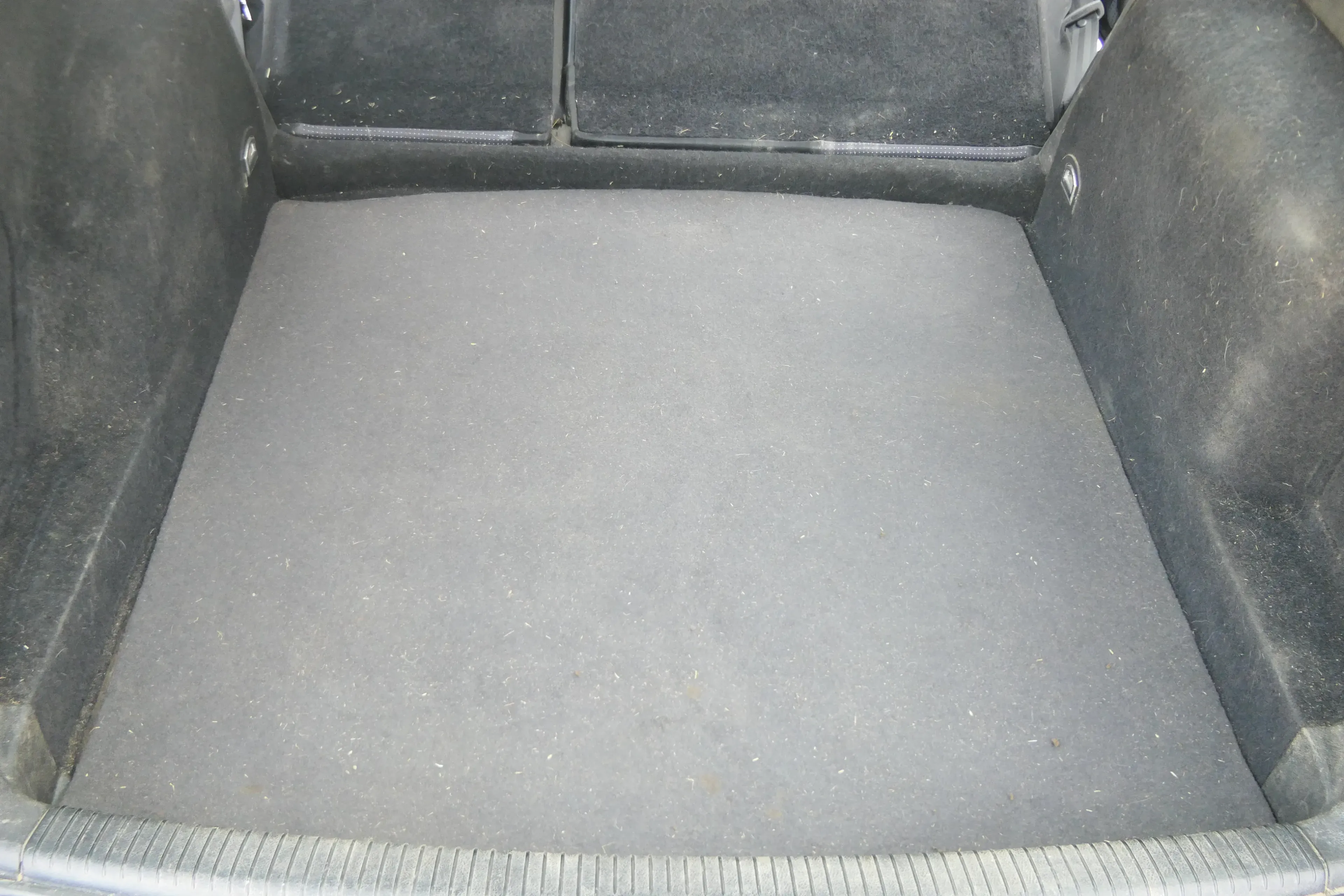 VW Golf 4 Variant Kombi Verkleidung Teppich Kofferraum Kofferraumteppich - Bild 1
