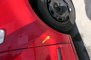 VW Fox 5Z Kotflügel vorne rechts rot LY3D - Delle - Bild 4