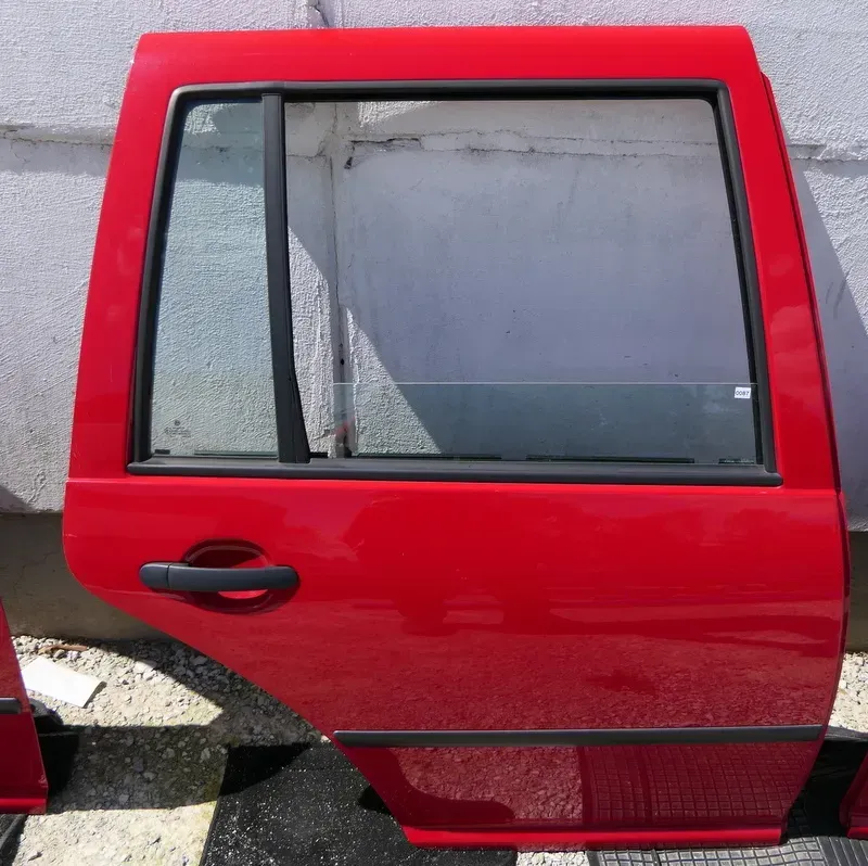 VW Golf 4 Bora Tür hinten rechts nur Kombi / Variant rot LY3D - Bild 1