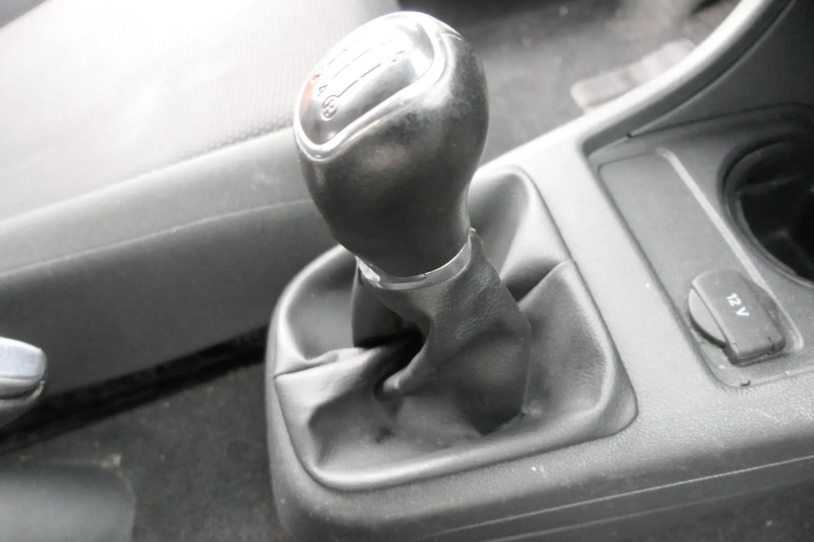 Skoda Citigo Schaltknauf Schaltsack Schaltung Schaltknüppel Leder 5-Gang Leder - Bild 1