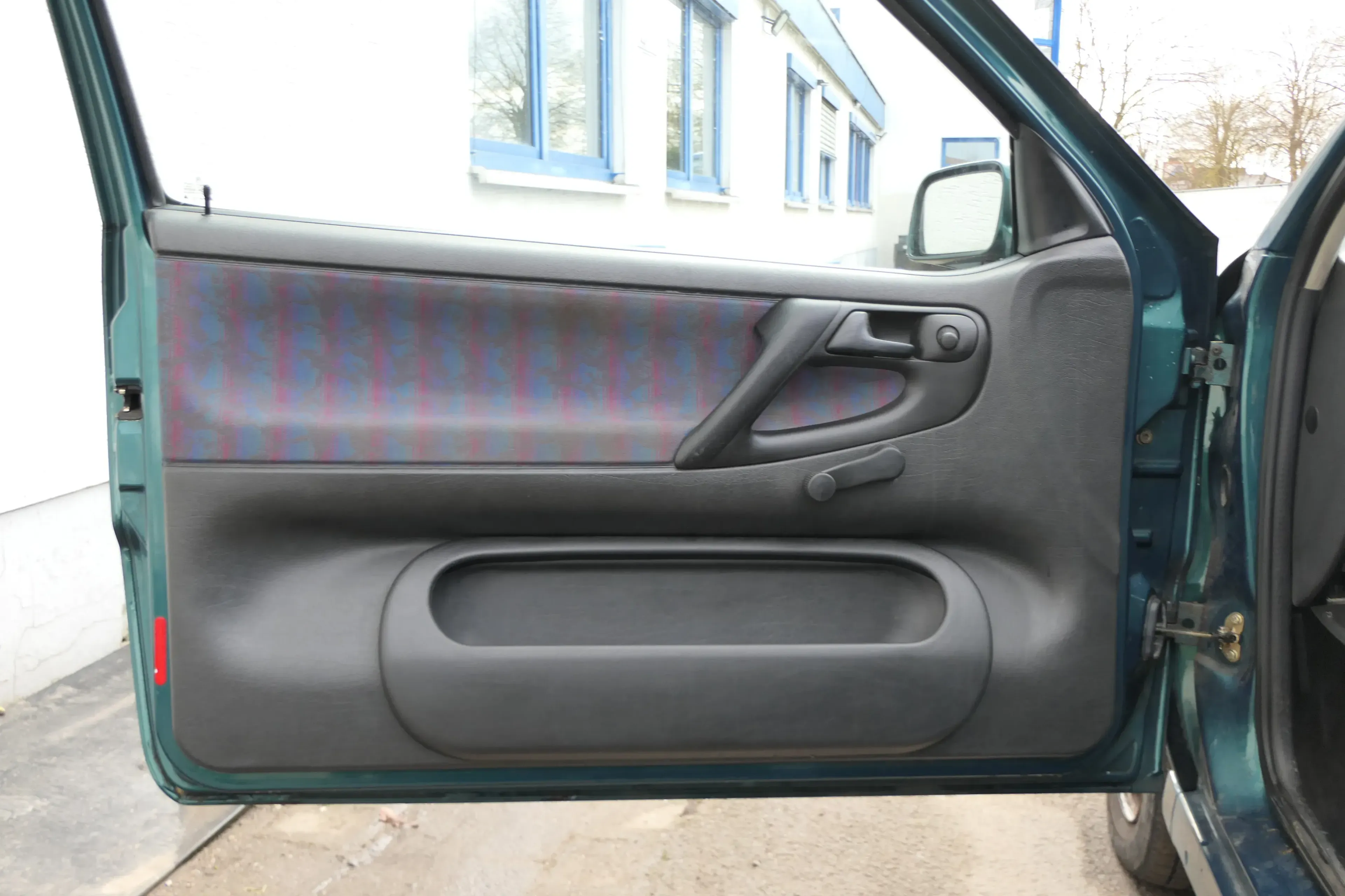 VW Polo 6N Türverkleidung Verkleidung Tür vorne links 2/3-Türer lila - Bild 1