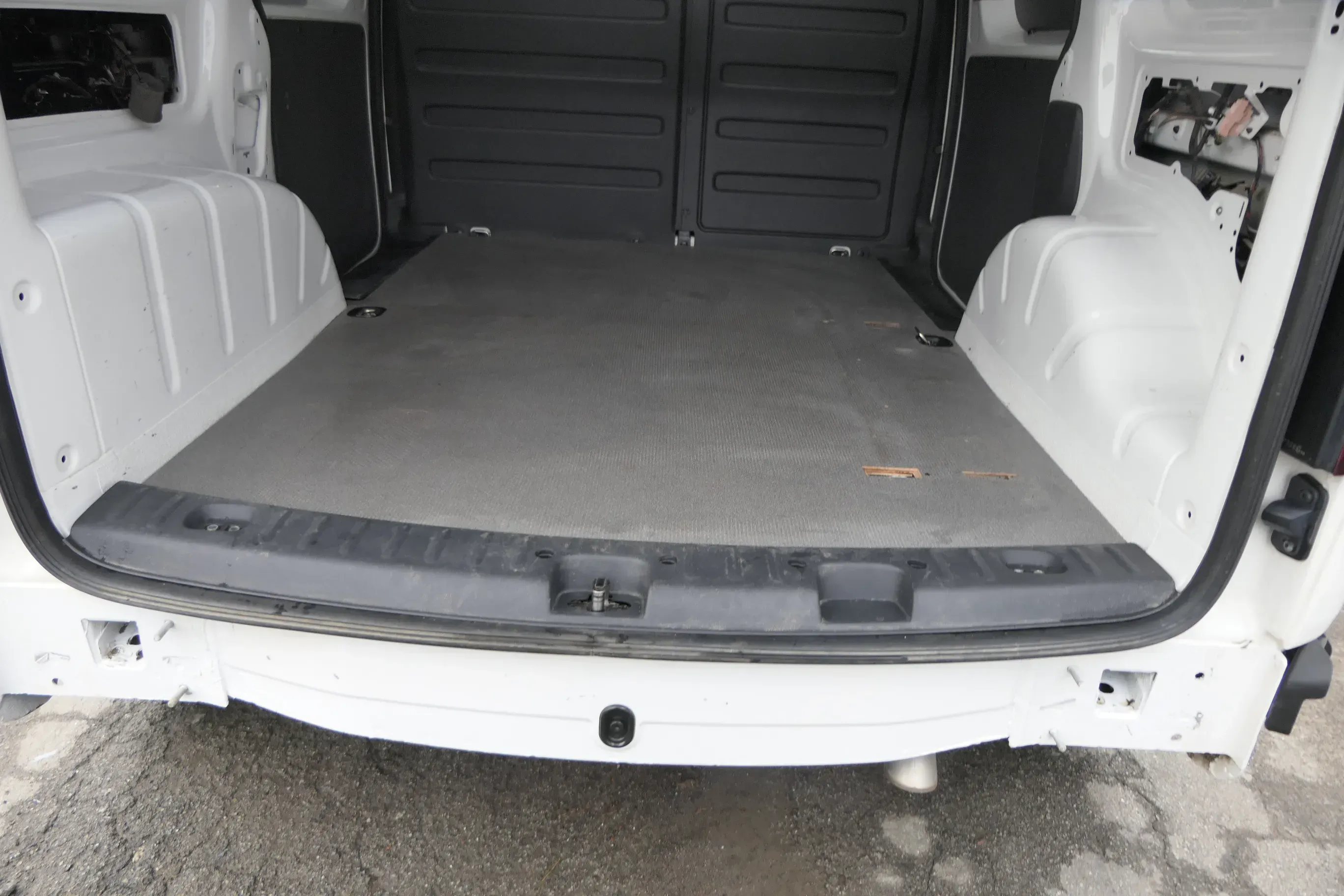 VW Caddy 2k Teppich Innenraumteppich Innen hinten Boden Bodenbelag grau - Bild 1