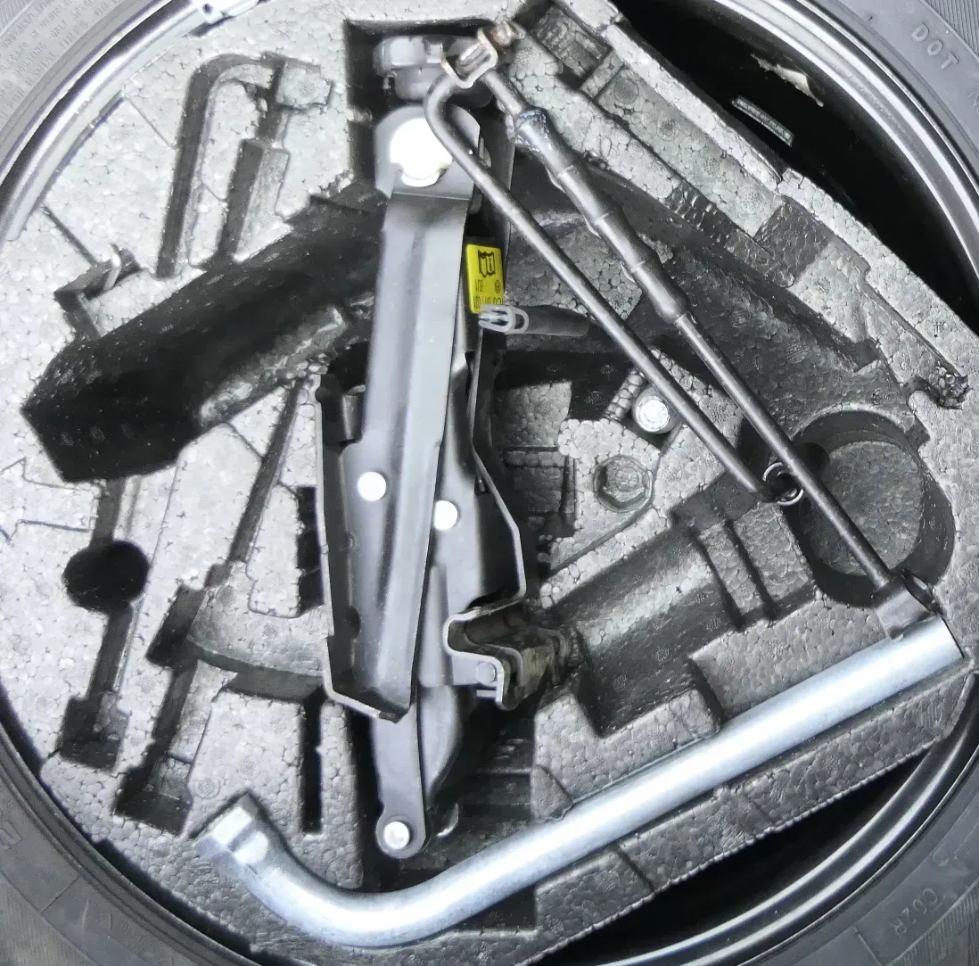 VW Golf Passat Beetle Bordwerkzeug Wagenheber für Ersatzrad Notrad Schlüssel - Bild 1