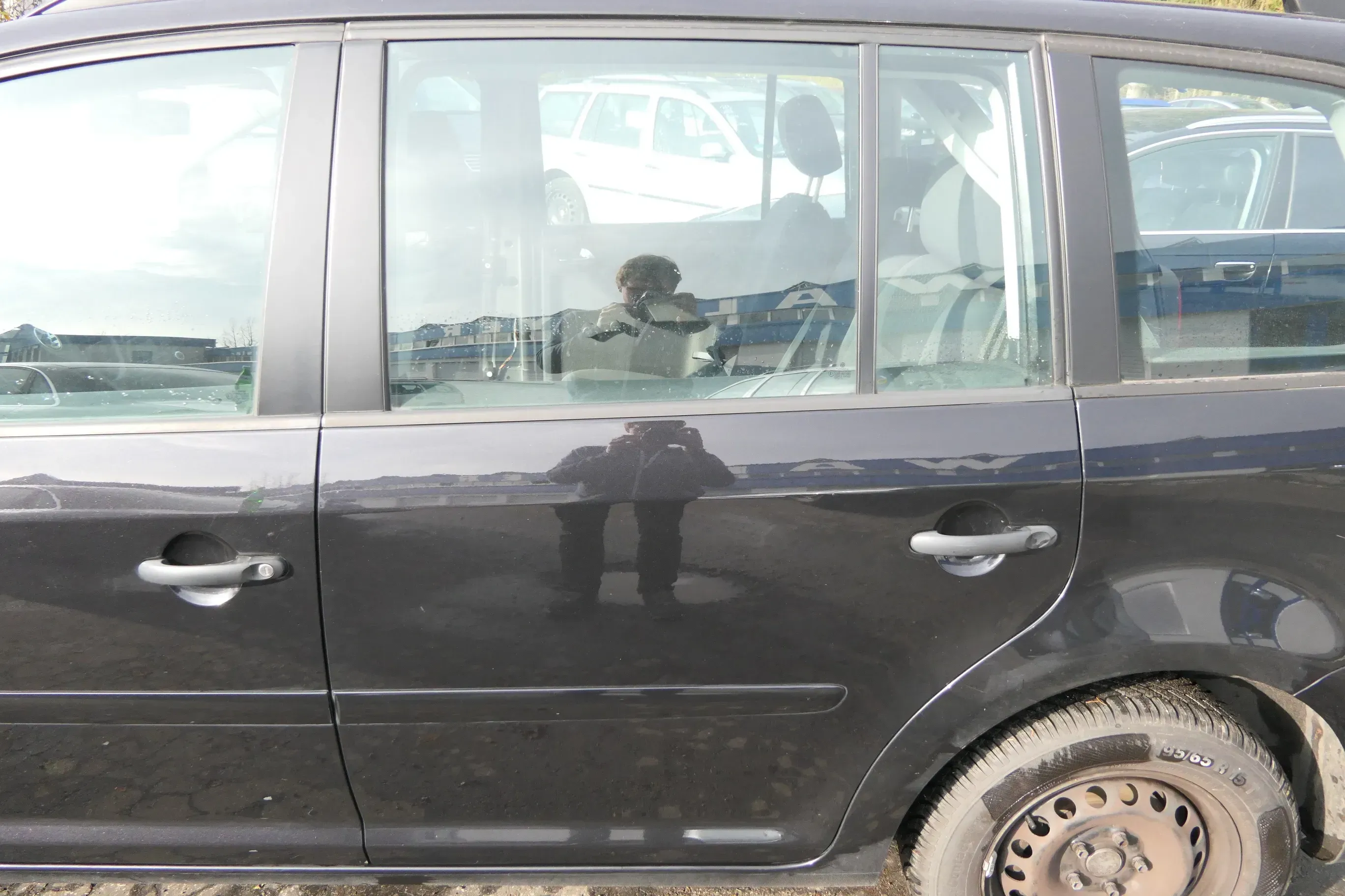 VW Touran 1T 1T3 Tür hinten links schwarz LC9Z mit Scheibe - Bild 1