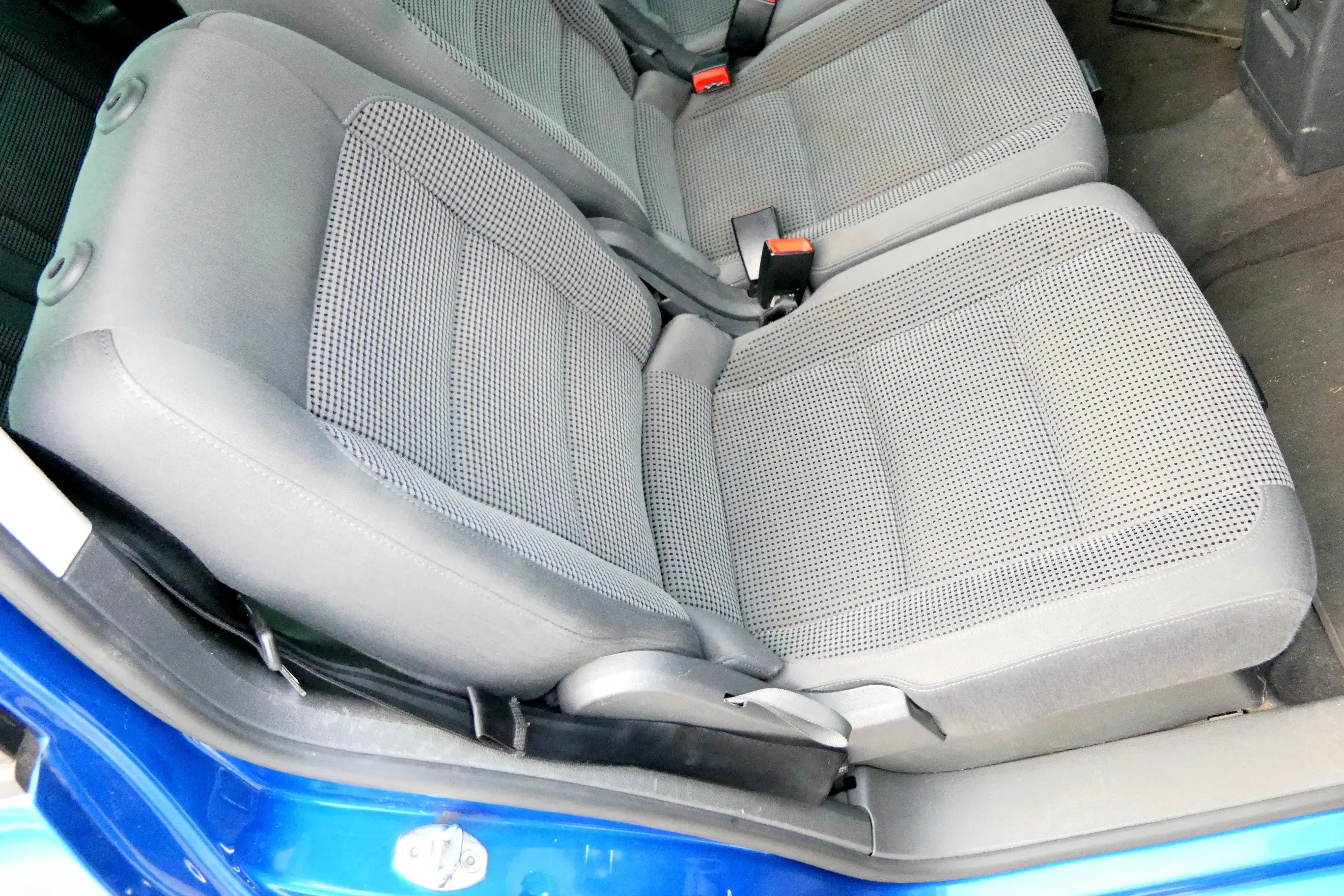 VW Touran Sitz hinten rechts (hinterm Beifahrersitz) Rücksitz anthrazit - 107919 - Bild 1