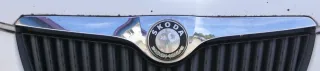 Skoda Fabia 5J Zeichen Emblem Kühlergrill Grill 5J0853633 - Bild 1