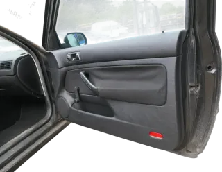 VW Golf 4 2/3-Türer Türverkleidung Verkleidung Tür vorne rechts schwarz Griff - Bild 1