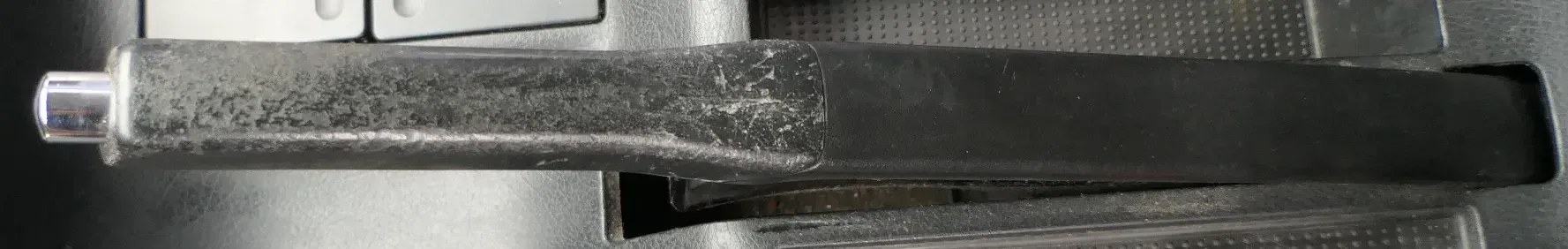 Audi A4 B5 Handbremse Feststellbremse schwarz Griff 8D0711327B - Bild 1