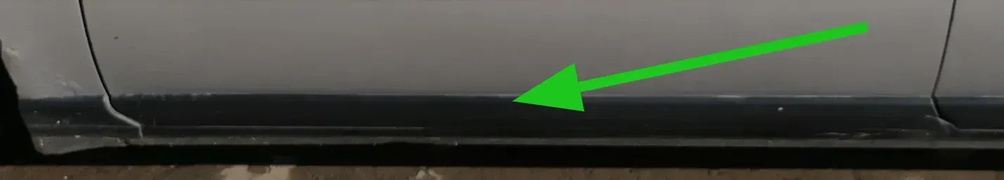 Audi A4 B5 NUR Zierleiste Leiste Abdeckung Tür vorne links unten schwarz - Bild 1