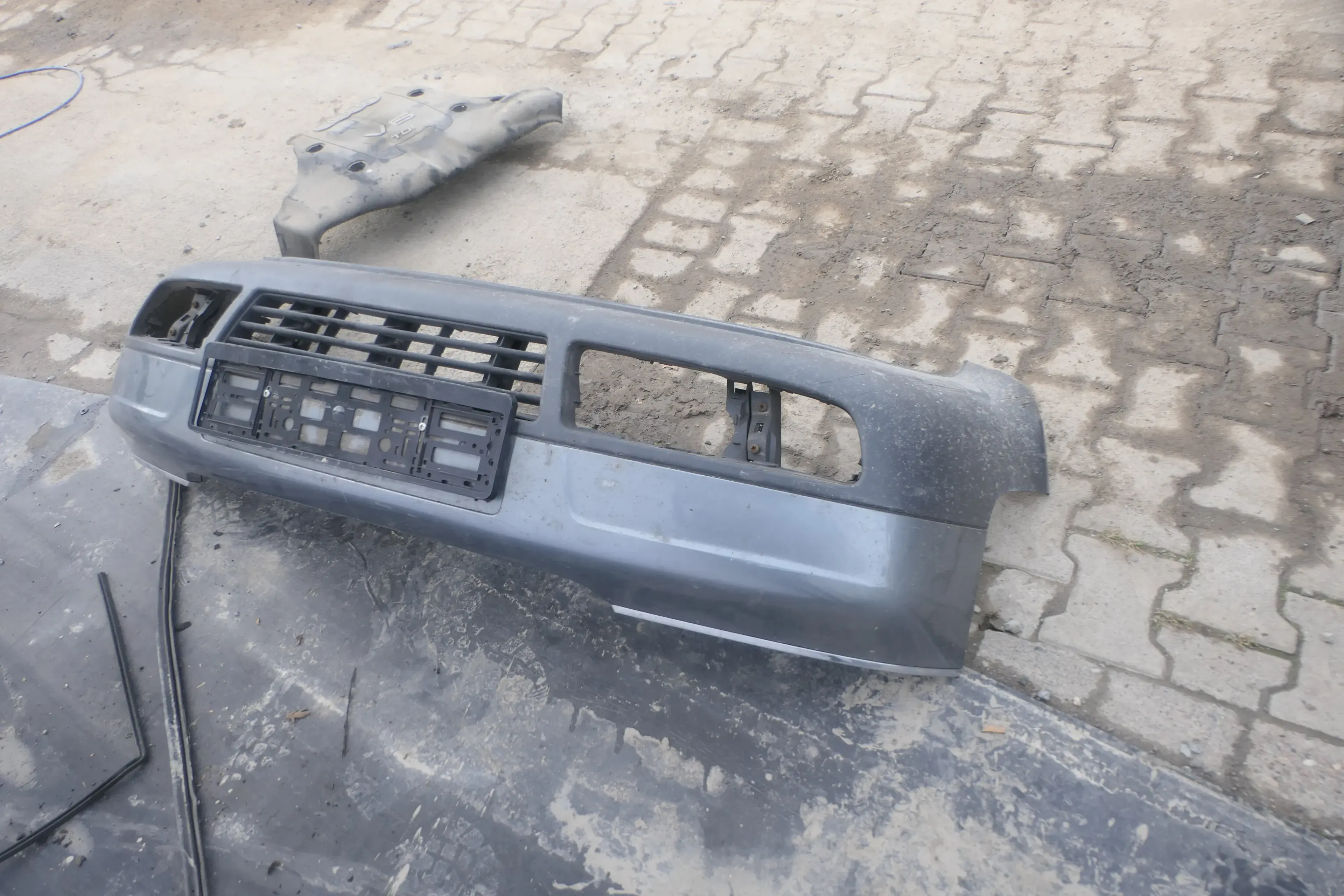 Audi A6 4B Frontstoßstange Stoßstange vorn vorne Stoßfänger grau LY7L - Bild 1