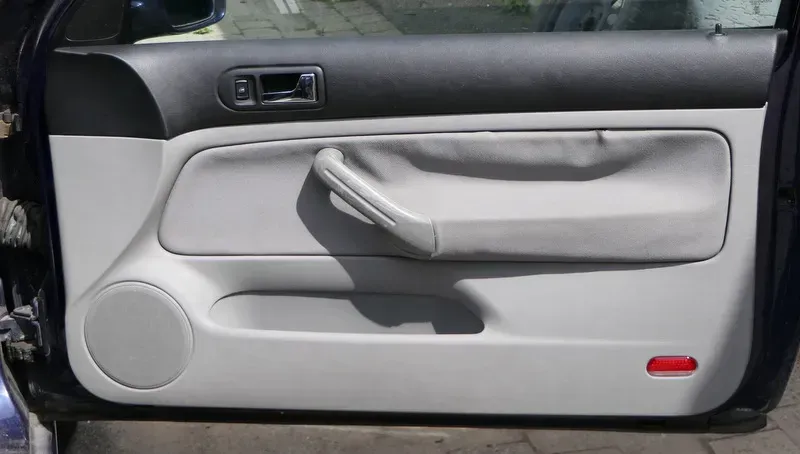 VW Golf 4 2/3-Türer Türverkleidung Verkleidung Tür vorne rechts - grau - Bild 1