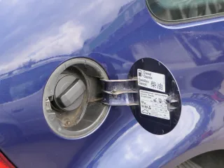 VW Golf 4 Limousine Tankdeckel Deckel Tank Tankverschluß blau LB5N - Bild 3