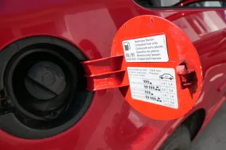 VW Golf 4 Limousine Tankdeckel Deckel Tank Tankverschluß rot LP3G - Bild 4