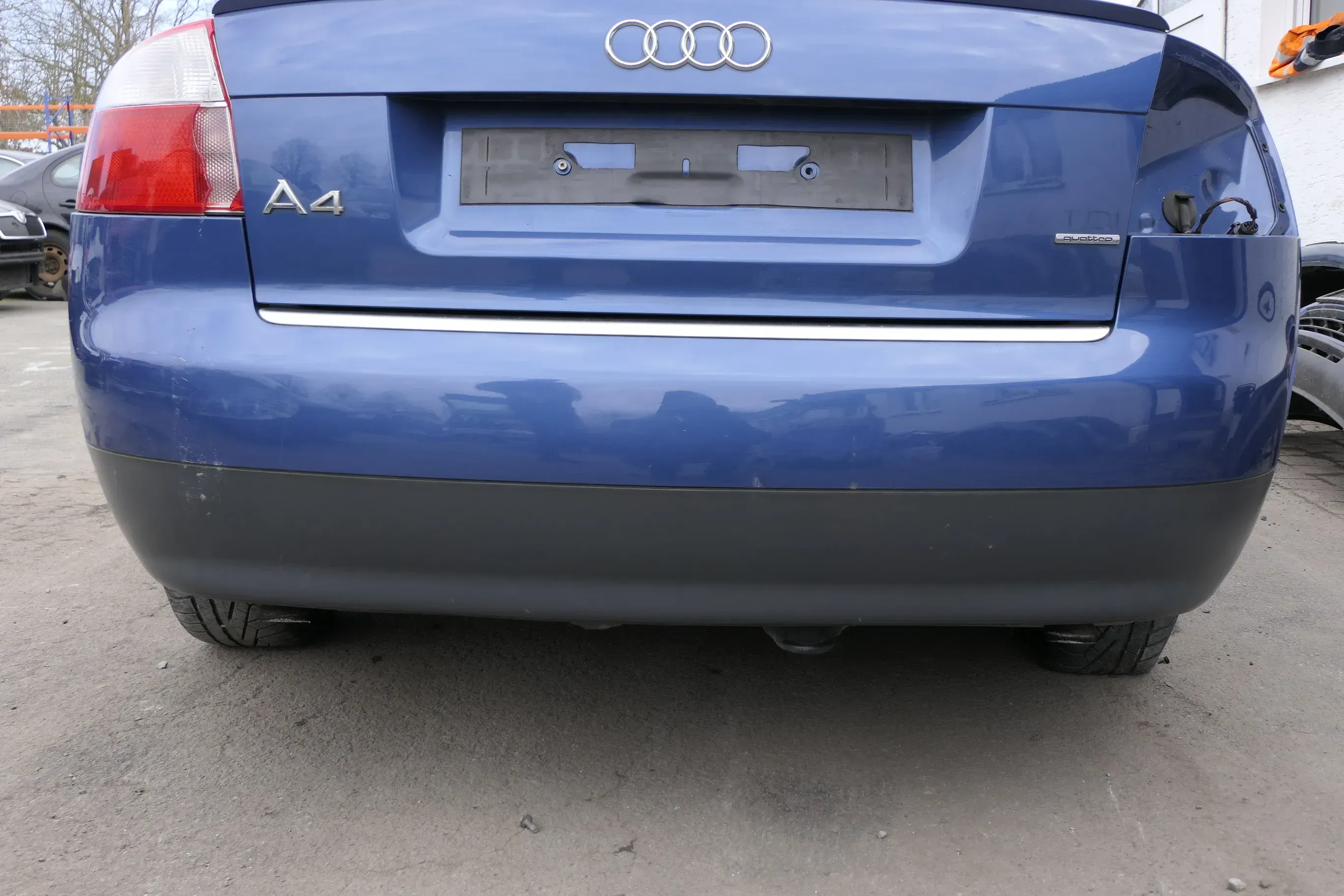 Audi A4 8E B6 Limousine Stoßstange hinten mit Spoiler blau LZ5W - Bild 1