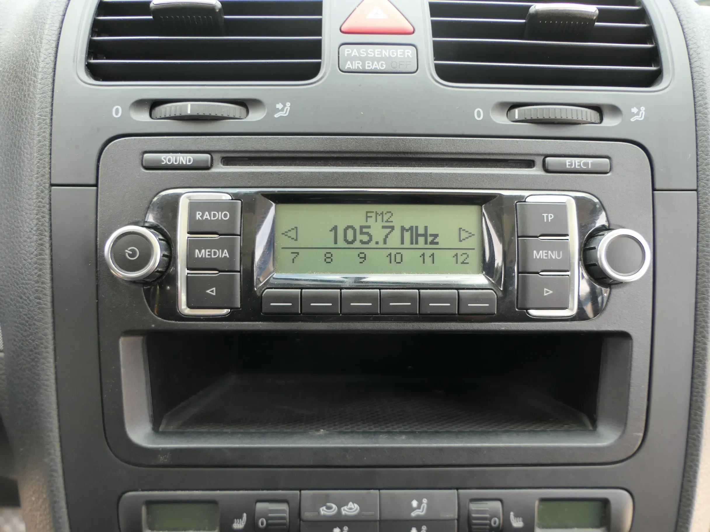 VW Polo 6R Golf Plus Radio CD- Player 5M0057156D mit Code RCD 210   rot - Bild 1