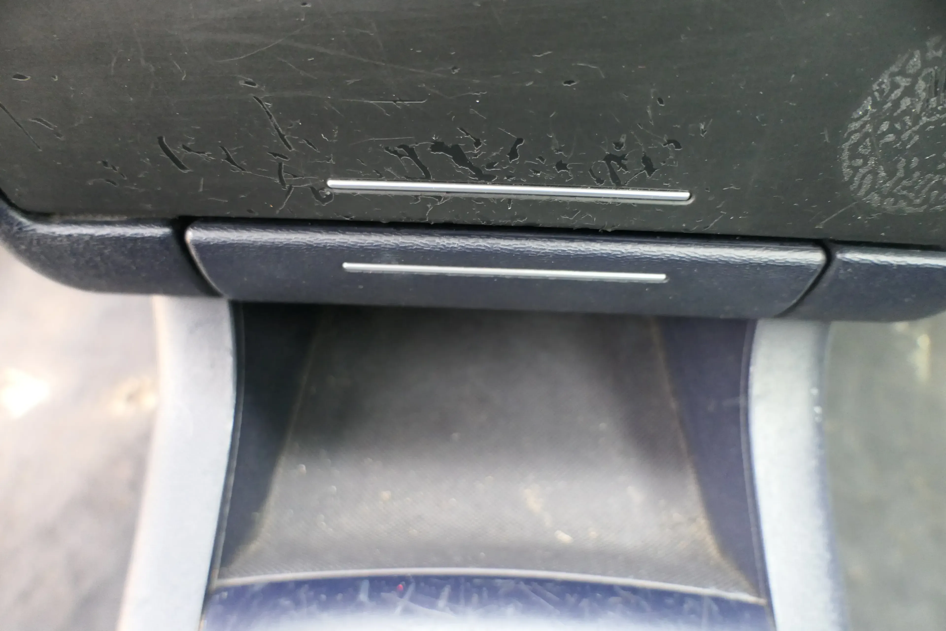 Audi A3 8L Aschenbecher Zigarettenanzünder vorne 8L0857951N Facelift blau mariti - Bild 1