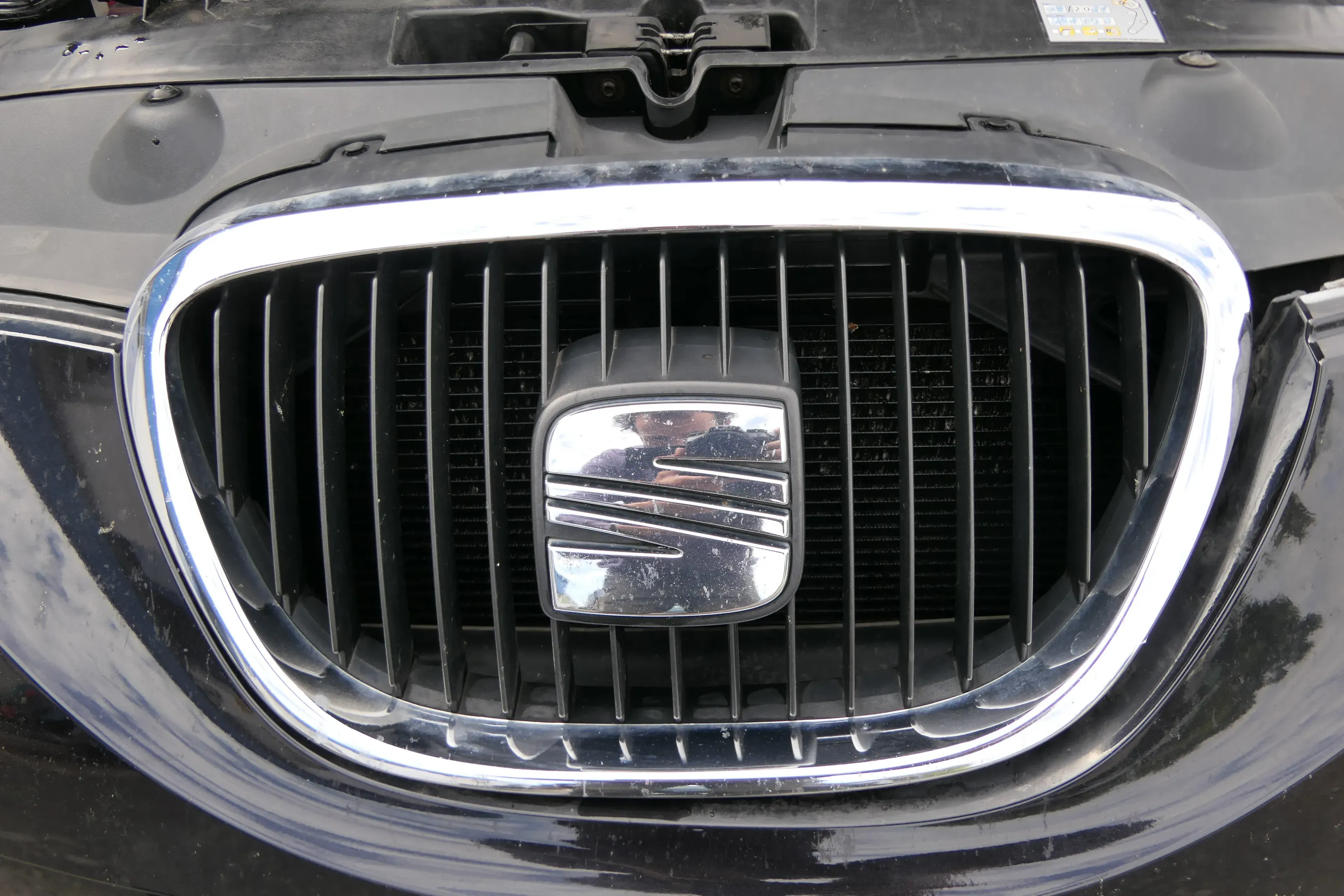 Seat Altea 5P Toledo 1P Grill Kühlergrill Zeichen 5P0853654 Emblem - Bild 1