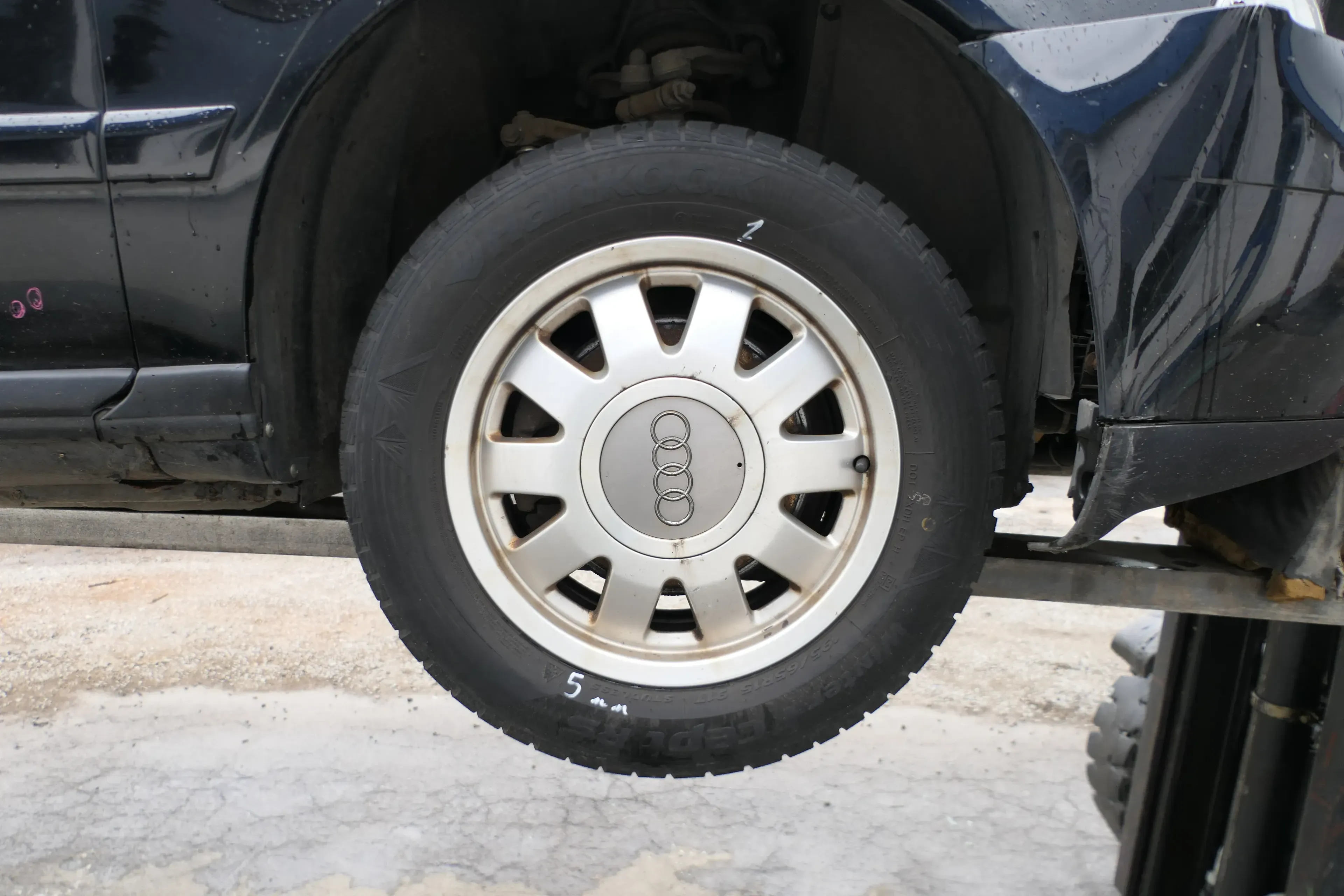 A6 4B Alufelgen Felgen 8D0601025M 6jx15H2 ET45 195/65 R15 Winterreifen 3-5mm - Bild 1