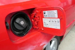 VW Golf 3 1H Tankdeckel Klappe Tankklappe Deckel Tank rot LP3G - Bild 2