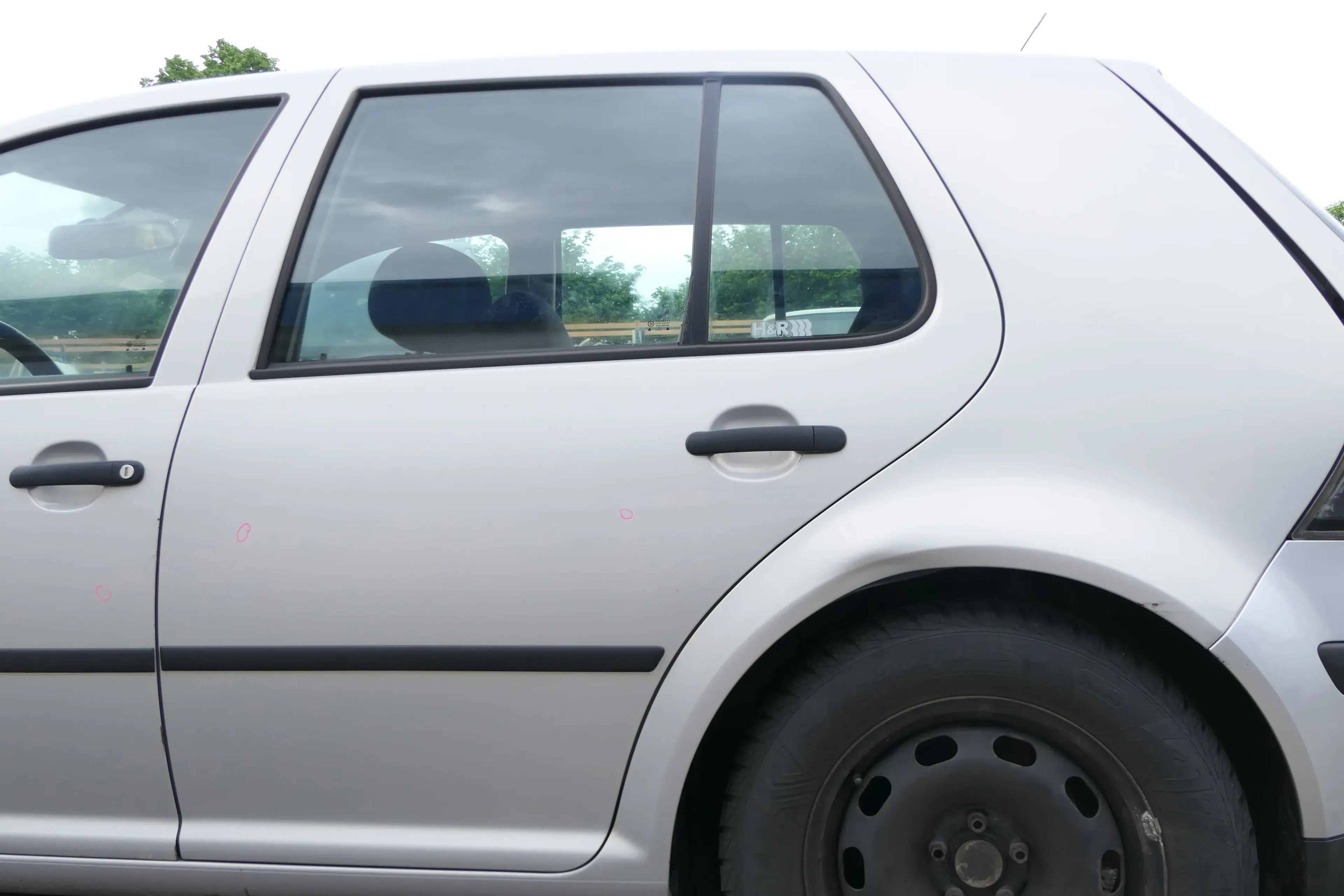 VW Golf 4 Limousine Tür hinten links silber grau LB7Z (KEINkombi) - Bild 1