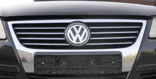 VW Passat 3C Grill Kühlergrill Kühler original Emblem Logo VW Zeichen - Bild 1