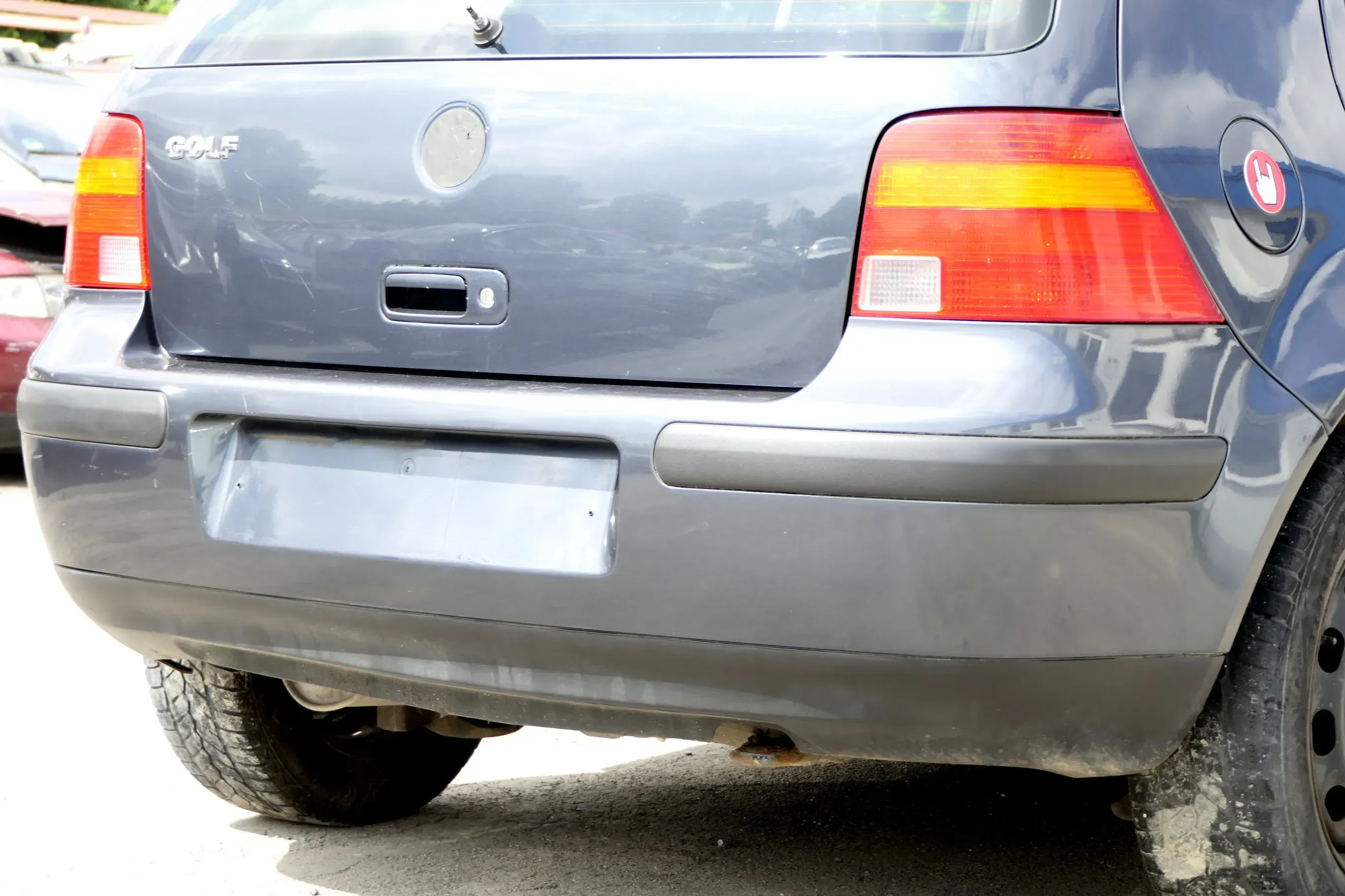 VW Golf 4 Limousine Stoßstange hinten Heckstoßstange Stoßfänger grau LD7V - Bild 1