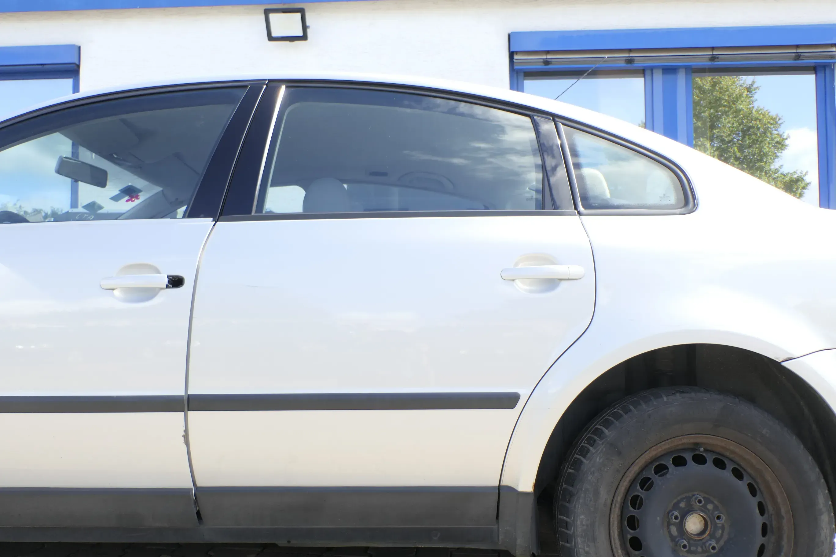 VW Passat 3B 3BG Limousine Tür hinten links silber grau LB7Z - Bild 1