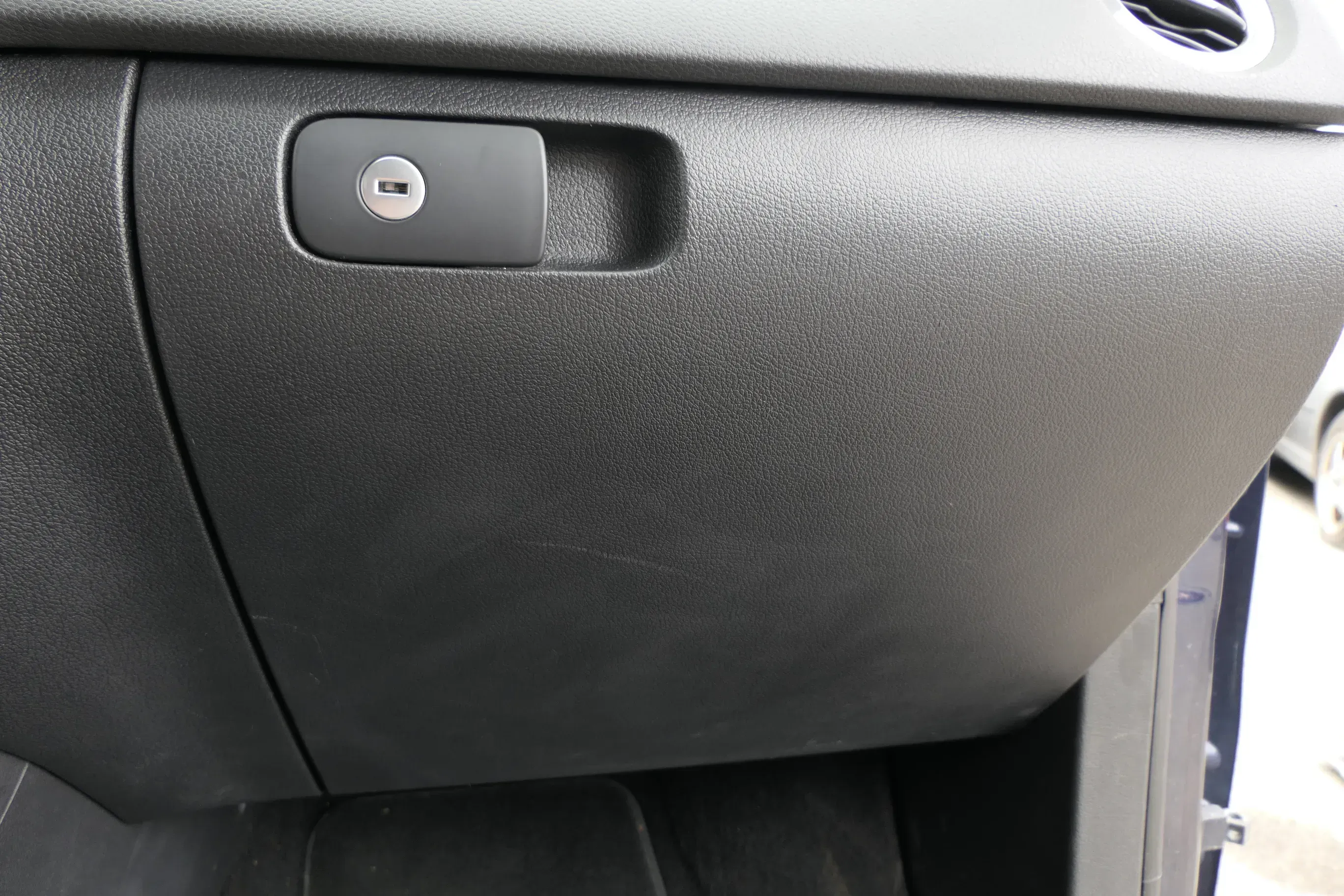VW Tiguan Handschuhfach Handschuhfachdeckel Deckel Klappe 5N0858069J schwarz - Bild 1