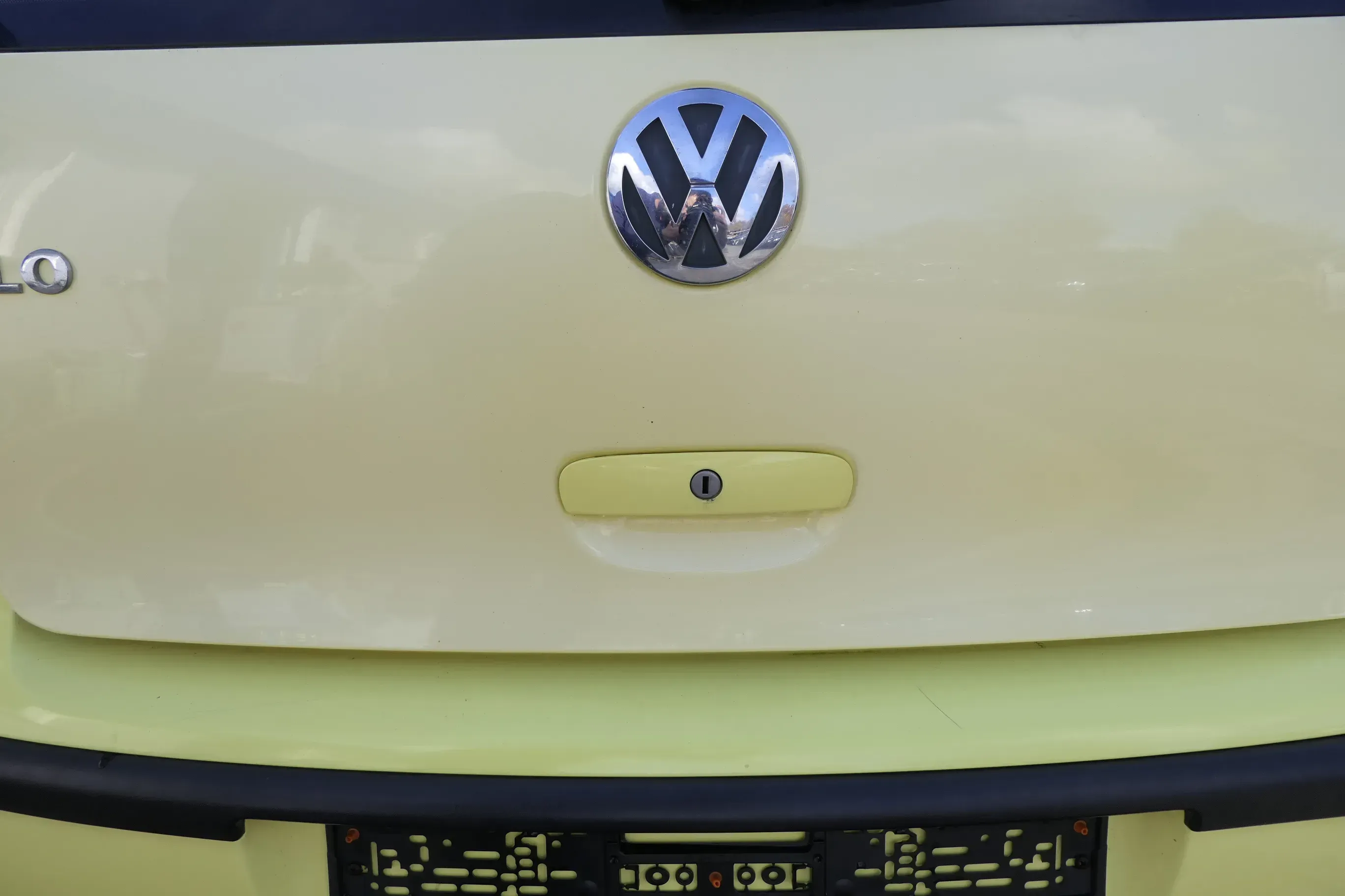 VW Polo 9N 9N3 Griff Heckkklappe Heckklappengriff gelb LD1B - Bild 1