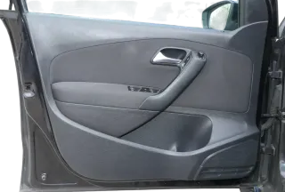 VW Polo 6R 1x Türverkleidung Verkleidung Tür 4/5-Türer vorne links schwarz Abdec - Bild 1