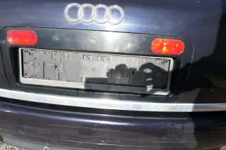 Audi A6 4B Kombi Avant Rücklicht Mitte Rückleuchtenband Blende 4B9945695M - Bild 1