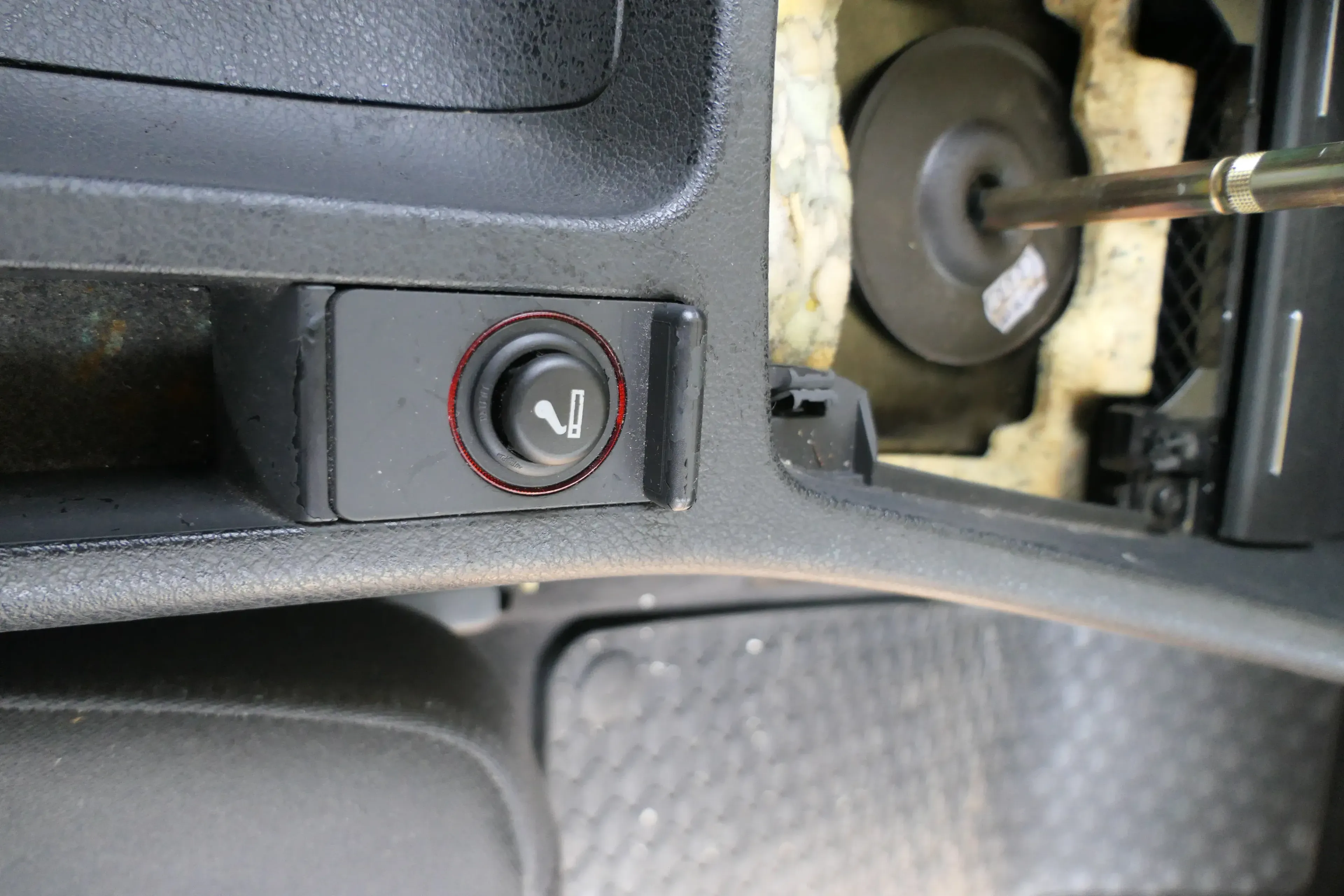 Audi A4 8E B6 B7 Zigarettenanzünder vorne Anzünder 8E0863284a schwarz - Bild 1