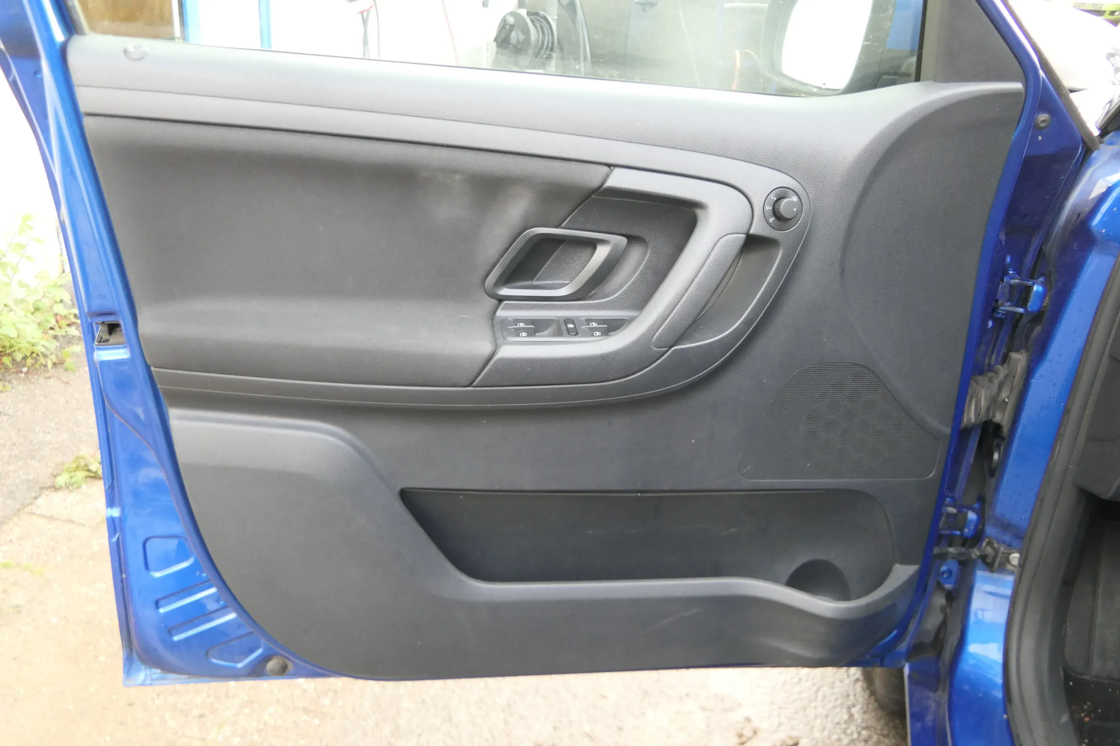 1x Skoda Fabia 5J Stufenheck Türverkleidung Verkleidung Tür vorne links Griff - Bild 1