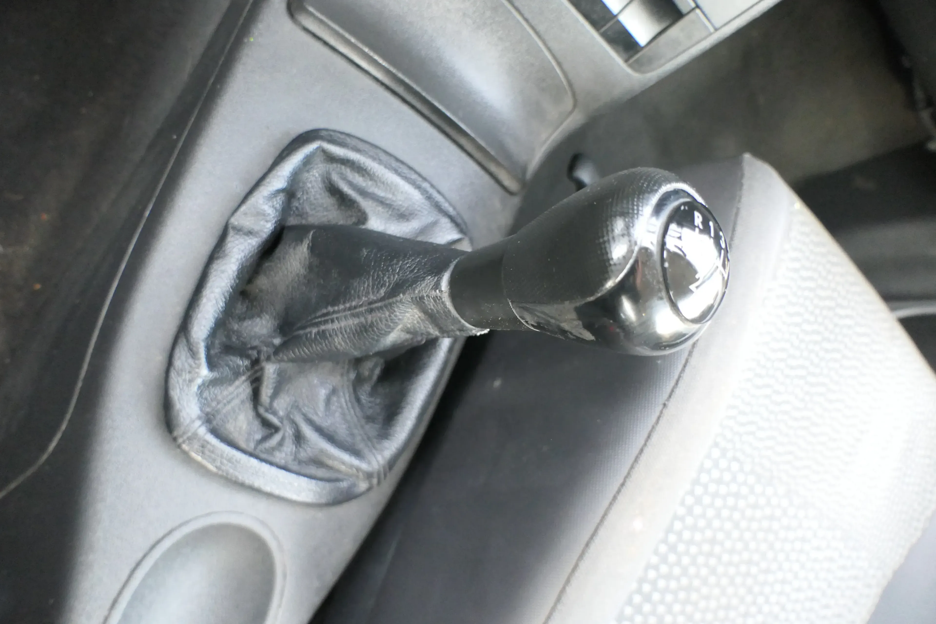 Seat Arosa 6H Schaltknauf Schaltsack Schaltung Schaltknüppel schwarz Facelift - Bild 1