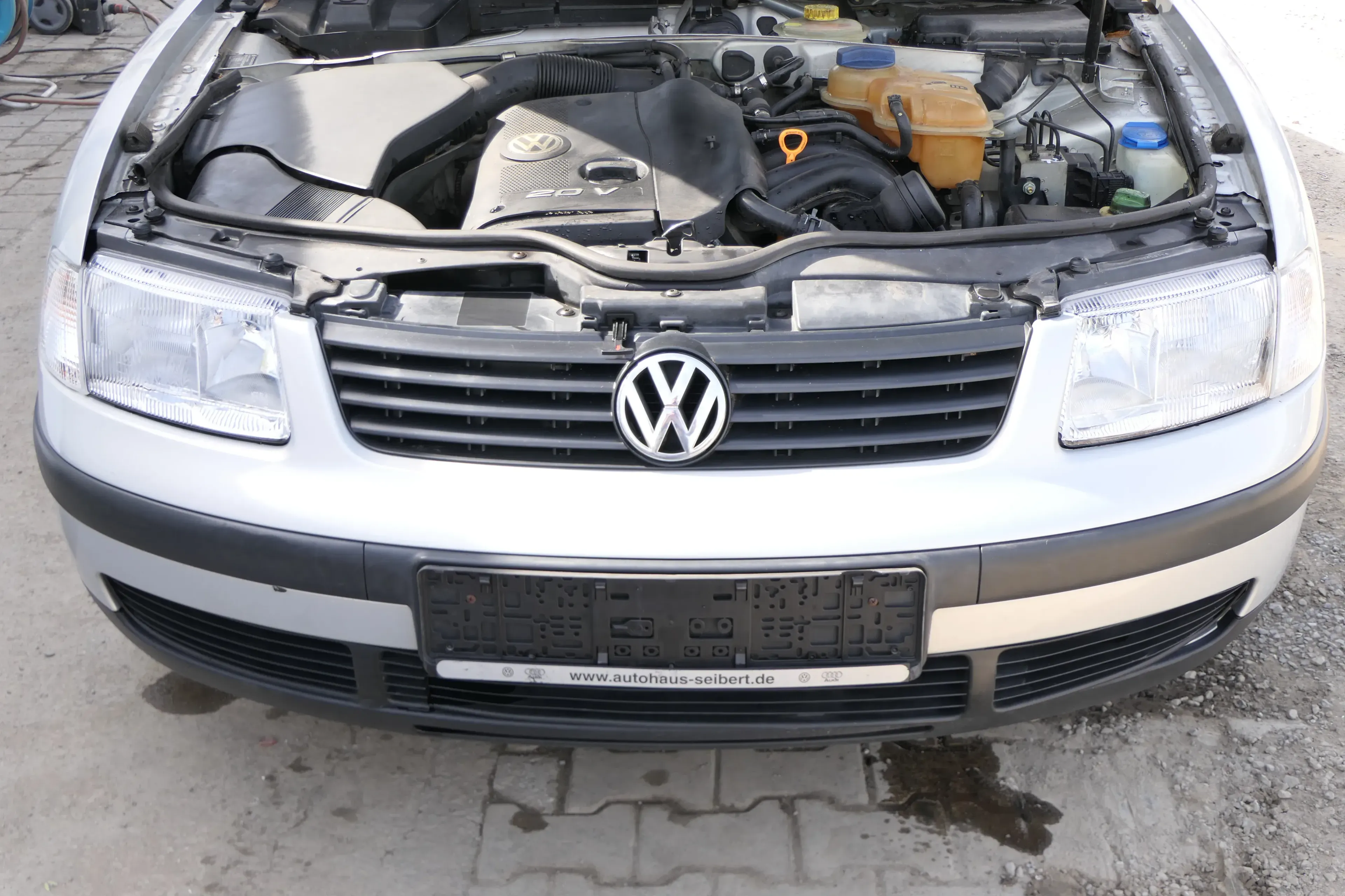 VW Passat 3B Stoßstange vorne Frontstoßstange Stoßfänger silber LB7Z grau - Bild 1